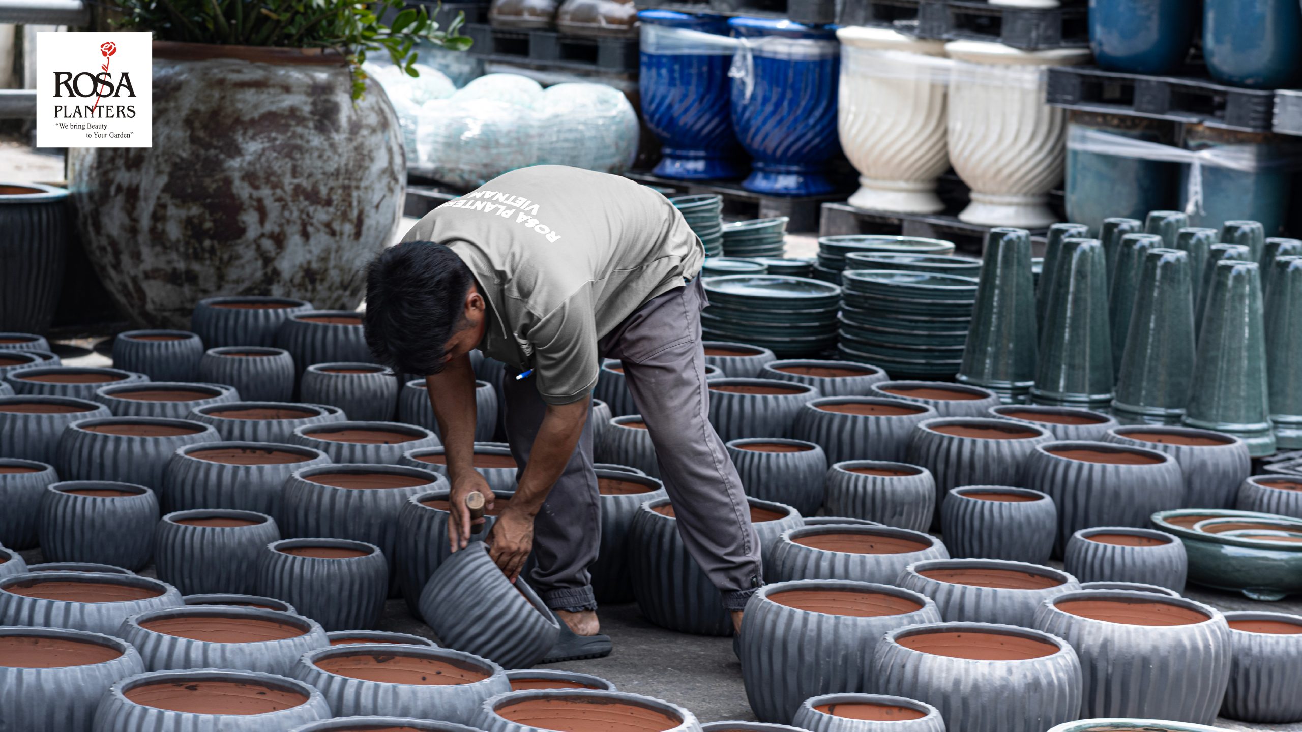 qc-staff-inspecting-plant-pots
